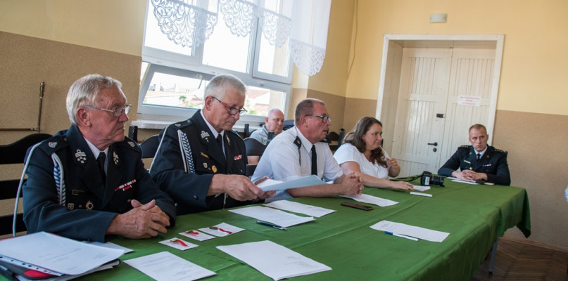 Na zdjęciu od lewej Tadeusz Chmielewski - prezes Zarządu Oddziału Powiatowego ZOSP RP w Poddębicach, Krzysztof Janiak - prezes Zarządu Oddziału M-G ZOSP RP w Uniejowie, Paweł Włodarski - przewodniczący zebrania, Aleksandra Zielonka - sekretarz spotkania, st.kpt. Błażej Berliński z KP PSP w Poddębicach.