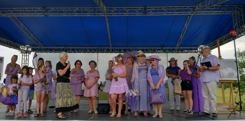 Także w tym roku podczas VIII edycji festiwalu nie zabrakło konkursu na najbardziej lawendowy strój dla gości odwiedzających Festiwal.