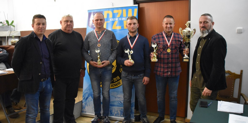 Na zdjęciu od lewej: Mirosław Madajski - z-ca burmistrza Uniejowa, Dariusz Adamiak - prezes koła, Mirosław Leśniewski - drugi wicemistrz, Mariusz Maj - pierwszy wicemistrz, Zbigniew Kuglarz- mistrz koła, Jakub  Kameduła - opiekun uniejowskiego koła z Okręgu PZW w Koninie