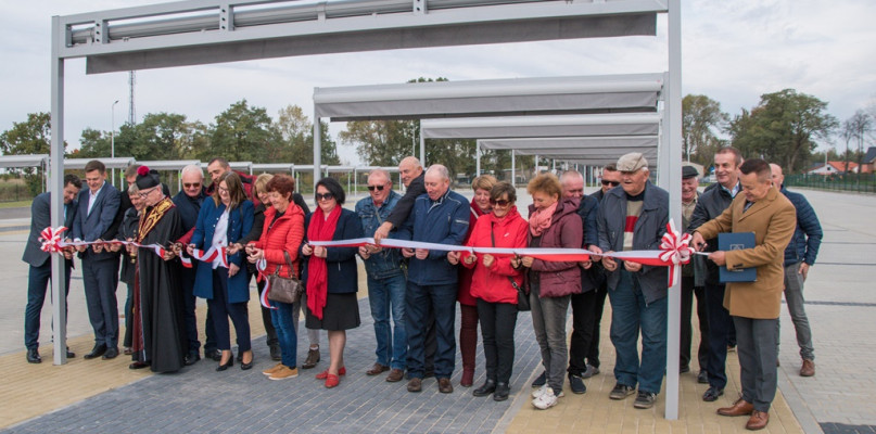 W poniedziałek 11 października otwarto uroczyście nowe targowisko w Uniejowie. Handlujący wracają na ul. Dąbską juz od najbliższego czwartku.