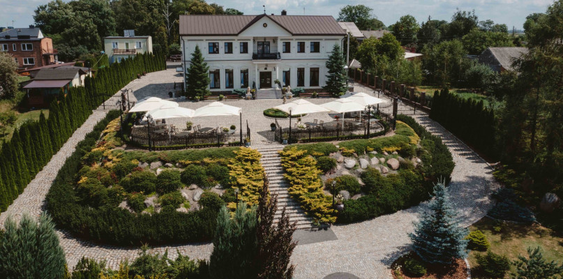 Pałac Uniejów to miejsce, gdzie powstanie hotel oraz sala bankietowa. Zjawiskowy ogród z zewnętrznym SPA to wizytówka tego miejsca.