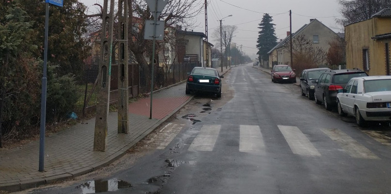 Pijany kierujący Peugeotem uderzył w auto na ulicy Rzecznej w Uniejowie. Zdjęcie archiwalne.