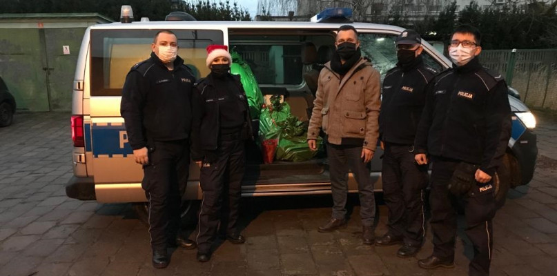 Policjanci z Uniejowa i Wartkowic przygotowali paczki dla potrzebujących fot. KPP w Poddębicach