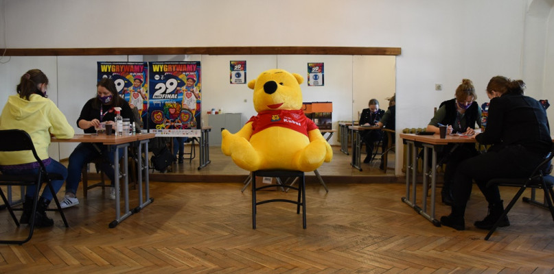 Gminny Sztab # 3122 działający przy Miejsko-Gminnym Ośrodku Kultury w Uniejowie zaprasza do wsparcia 30 Finału WOŚP w postaci przekazania voucherów, przedmiotów, zaproszeń, gadżetów, usług i wszystkiego co może zostać zlicytowane podczas lokalnej orkiestrowej aukcji.  Na zdjęciu pluszak ufundowany w 2021 r. przez właścicieli sklepów KUBUŚ, który cieszył się  dużym zainteresowaniem podczas licytacji. 