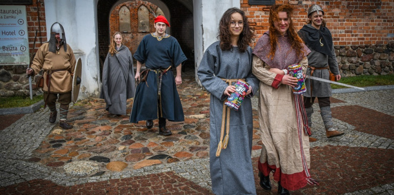 Wolontariusze w takich strojach również kwestowali wczoraj w Uniejowie podczas 30. finału WOŚP.