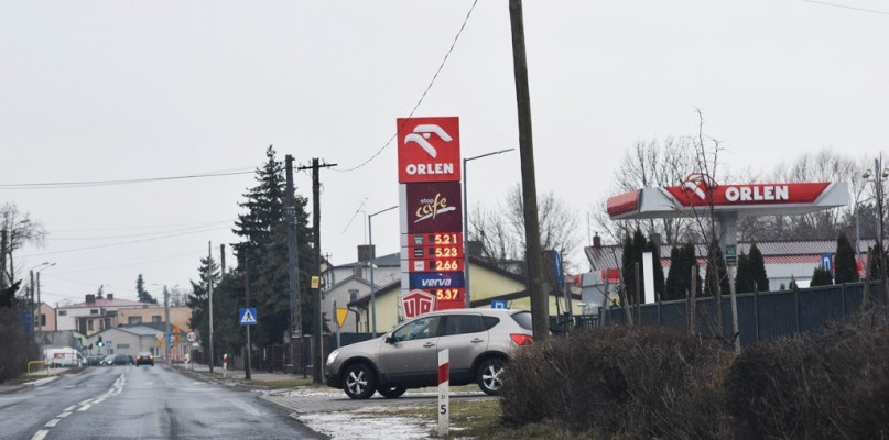 Ile kosztuje benzyna i olej napędowy w Uniejowie? Sprawdziliśmy ceny paliw po obniżce Vat-u