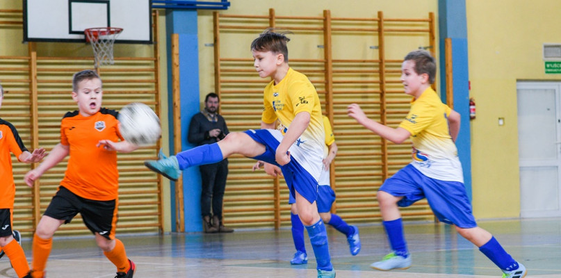 Osiem zespołów z rocznika 2013 rywalizowało w niedzielę 13  lutego 2022 roku w kolejnych rozgrywkach z cyklu VI Turnieju Halowej Piłki Nożnej "O Termalny Puchar Burmistrza Miasta Uniejów" Termy Cup 2022. Fot. Michał Kubacki