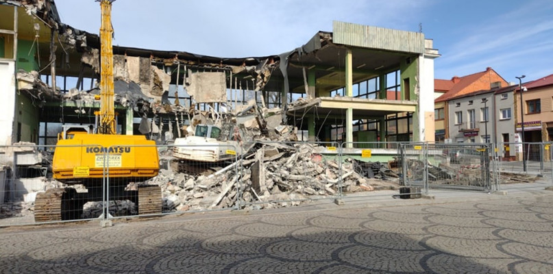 Trwa rozbiórka poddębickiego ,,handlowca" [FOTO]
