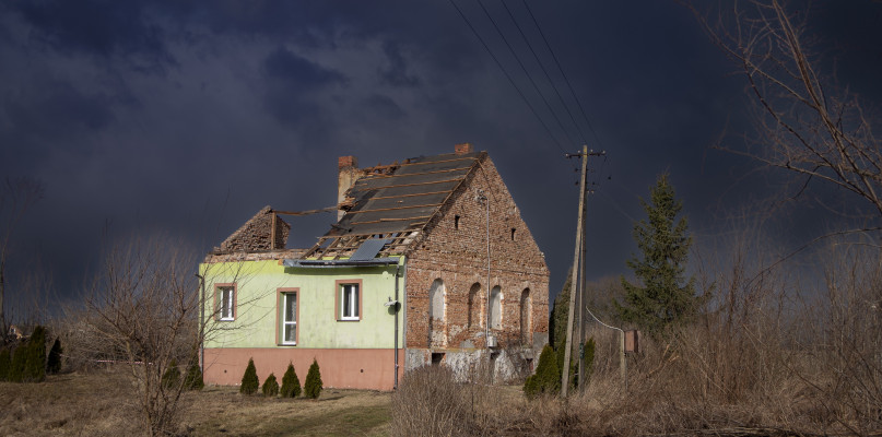Przez region przeszły wichury. Wciąż trwa usuwanie skutków silnych wiatrów. Na zdjęciu jeden z domów. Fot. W.Olczyk.
