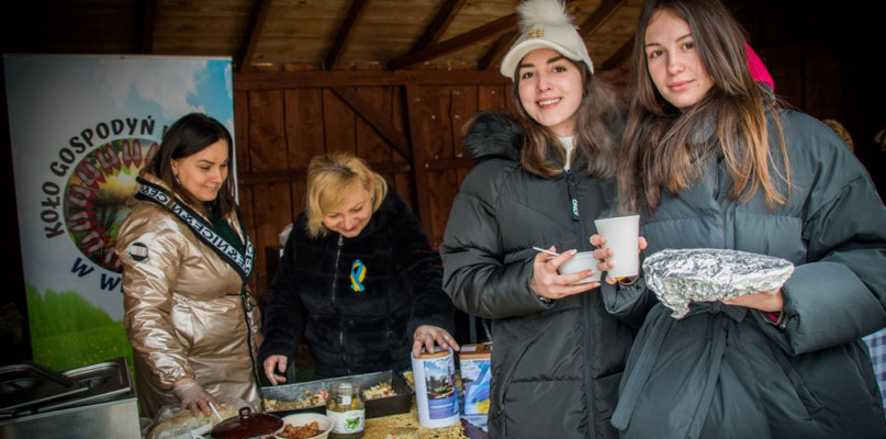 W niedzielę 6 marca w Uniejowie odbył się pierwszy z dwóch planowanych pikników, podczas których zbierane są pieniądze na pomoc przyjeżdżającym do naszej gminy obywateli Ukrainy. Podczas imprezy można było wesprzeć akcję oraz spróbować m.in. smakołyków przygotowanych przez Koła Gospodyń Wiejskich. Fot. Michał Kubacki.