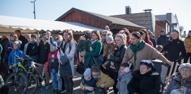 W niedzielę 13 marca w Uniejowie odbył się drugi piknik, podczas którego zbierane były pieniądze na pomoc przyjeżdżającym do naszej gminy obywatelom Ukrainy, uciekającym przed wojną. 