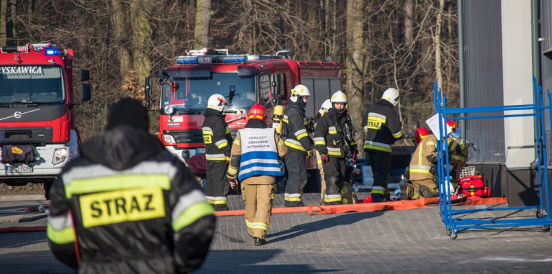 Ćwiczenia straży pożarnej odbyły się 14 marca 2022 roku roku w firmie K-Flex, będącej największym zakładem produkcyjnym na terenie gminy Uniejów.