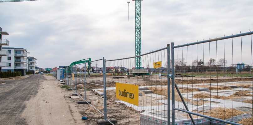 Ruszył drugi etap realizacji osiedla „Apartamenty Termalne” w Uniejowie przy ulicy Długiej. Do tej pory na osiedlu wybudowano pięć bloków, w których znalazło się 175 mieszkań. Trwa budowa kolejnych trzech bloków, w których cena za metr kwadratowy wynosi 6750 zł. 