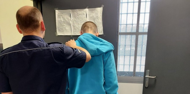 Policjant po służbie zatrzymał wandali demolujących piwnice bloku w Uniejowie. fot. KPP w Poddębicach