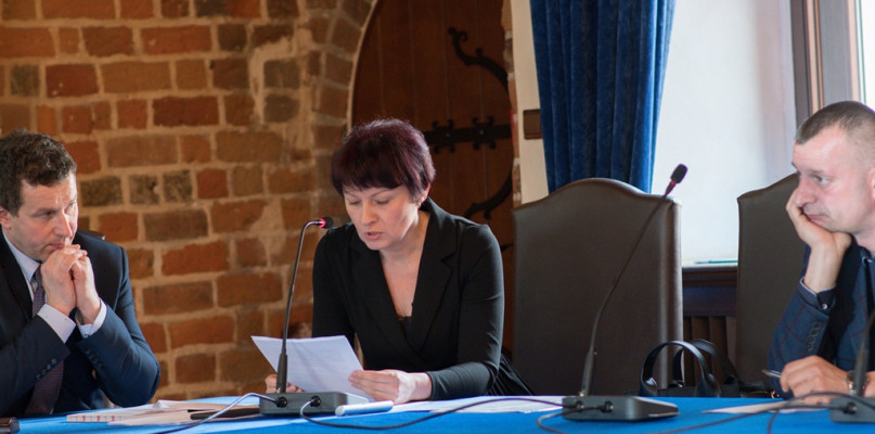 Radna Beata Pokorska podczas 58. sesji Rady Miejskiej w Uniejowie odczytała petycję mieszkańców w sprawie budowy chodnika na ulicy Łęczyckiej. 