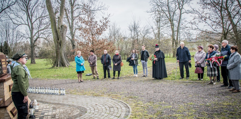 W Uniejowie symbolicznie uczczono pamięć ofiar zbrodni katyńskiej. Na placu Dębów Katyńskich mieszkańcy złożyli kwiaty i zapalili znicze oraz modlili się za pomordowanych.Fot. Michał Kubacki