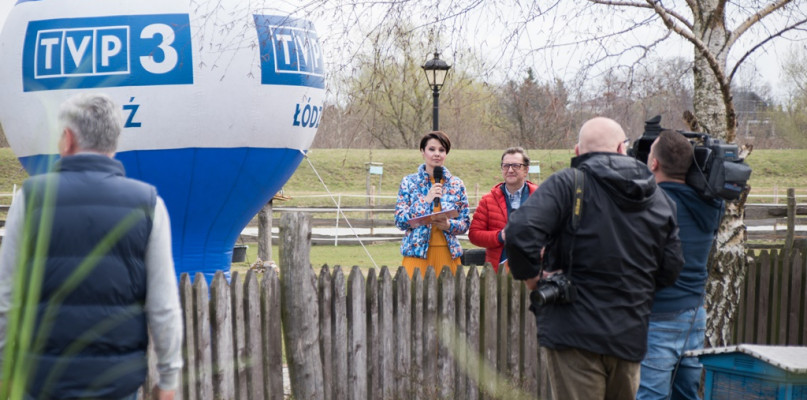 Redakcja śniadaniowego programu „Budzi się ludzi” TVP Łódź odwiedziła Uniejów. Już w niedzielę 17 kwietnia zobaczymy relację z plenerowego studia, które powstało przy Zagrodzie Młynarskiej w Uniejowie. Fot. Michał Kubacki