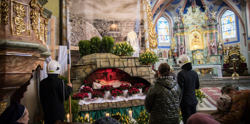 W kościołach na terenie gminy Uniejów odsłonięto Groby Pańskie - symboliczne i refleksyjne instalacje nawiązujące do Męki Pańskiej. Jak wyglądają w tym roku groby przygotowane w parafiach w Uniejowie, Spycimierzu, Wieleninie i Wilamowie? Na zdjęciu kolegiata w Uniejowie.