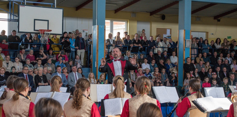 Koncert jubileuszowy Orkiestry ZHP-OSP Uniejów odbył się w poniedziałek 18 kwietnia 2022 roku w hali uniejowskiej podstawówki. W ten sposób orkiestra świętowała swoje 40-lecie oraz promowała najnowszą płytę pt.,,40 lat minęło". Fot. Michał Kubacki