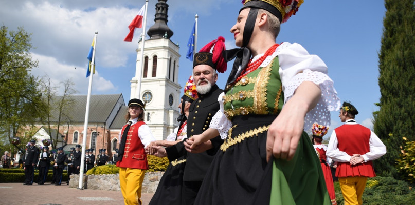3 maja 2022 roku Uniejowianie uczcili 231. rocznicę uchwalenia Konstytucji 3 Maja. Uroczystości rozpoczęły się przy pomniku Bohaterów Września 1939 roku, a zakończyły na deptaku przy Termach. Premierowy występ zaprezentował Polsko-Saksoński Teatr Tańca i Śpiewu MOST - grupa Uniejów.