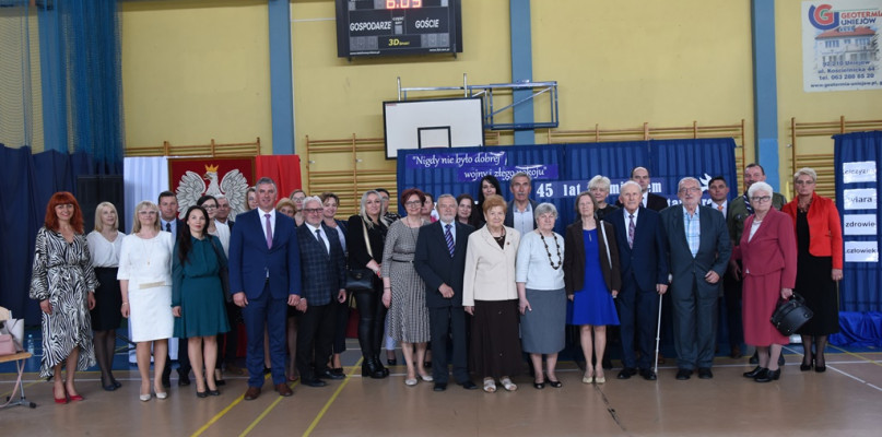 Na zdjęciu dyrekcja uniejowskiej podstawówki, emerytowani nauczyciele oraz zaproszeni goście.