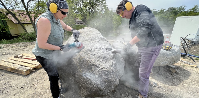 Artyści rzeźbiarze Janusz Czumaczenko i Marzena Mirewicz-Czumaczenko wykują w kilkutonowej bryle granitu kwiaty róży Fot. Michał Kubacki