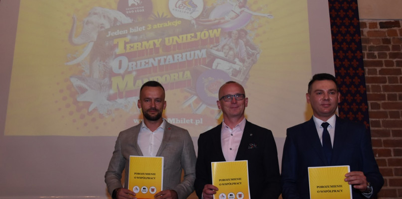 Porozumienie pomiędzy partnerami, którzy stworzyli nowy produkt turystyczny TOM zostało podpisane dzisiaj, tj. 27 maja 2022 roku podczas międzynarodowego kongresu klimatycznego, który odbywa się w uniejowskim Zamku. Umowę podpisali Marcin Pamfil - prezes Term Uniejów, Arkadiusz Jaksa - prezes zarządu Ogrodu Zoologicznego w Łodzi, Daniel Zieliński - park manager Mandoria.