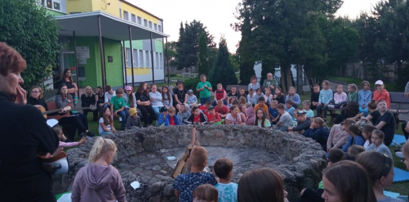 Podczas harcerskiego biwaku nie mogło zabraknąć również ogniska. Zdjęcia organizatora.