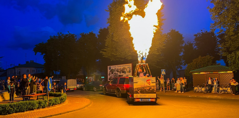 Powiatową Fiestę Balonową zakończył przejazd ekip z palnikami przez uniejowski Rynek. Fot. Michał Kubacki.