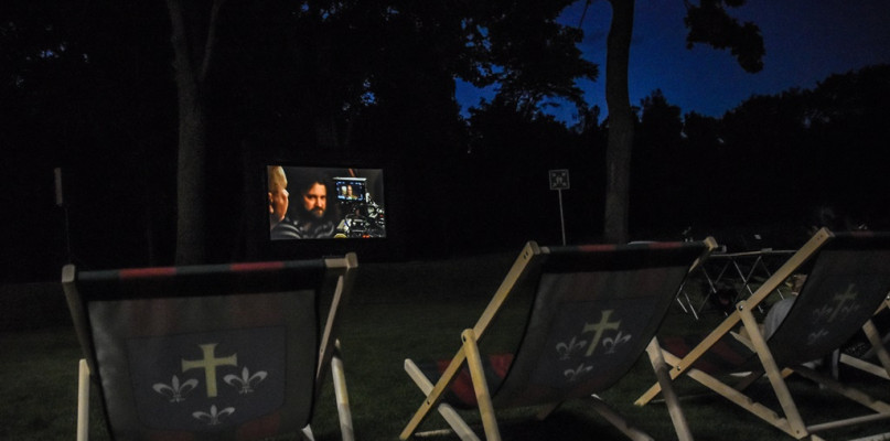Już w najbliższą sobotę 23 lipca 2022 r. Miejsko-Gminny Ośrodek Kultury zaprasza na Kino Plenerowe w Uniejowie. O godzinie 21.00 przy Hotelu Termalnym obejrzymy film, który zdobył 6 Oscarów. Co w ten weekend na dużym ekranie?