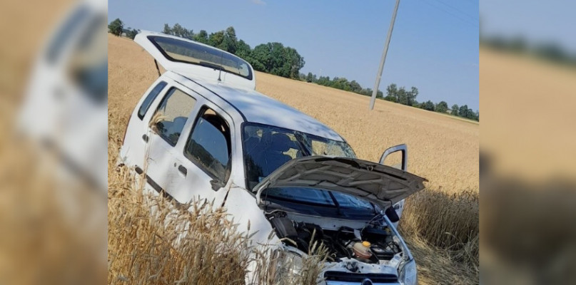Dwie osoby podróżowały Oplem, który wypadł z drogi i wylądował na pobliskim polu. Na szczęście w zdarzeniu nikt nie został ranny. Na miejsce wezwano policję i straż pożarną, która zabezpieczyła miejsce kolizji. fot. https://www.facebook.com/OspUniejow