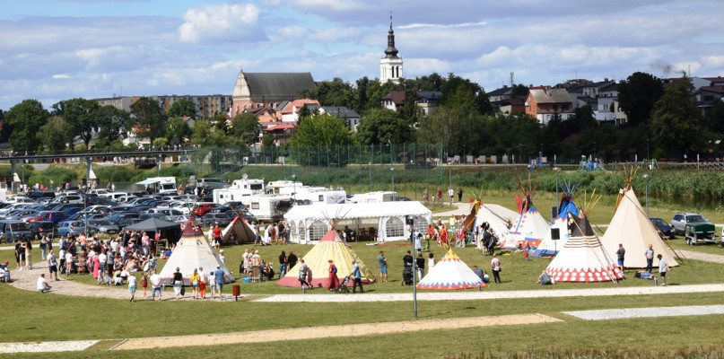 W niedzielę 7 sierpnia 2022 r. w sąsiedztwie kompleksu termalno-basenowego w Uniejowie odbywa się ,,Indiański festyn rodzinny''. Impreza potrwa do godziny 18.00, a w programie zaplanowano m.in. pokazy radycyjnych indiańskich tańców Pow Wow, konkursy i zabawy dla dzieci i dorosłych oraz indiańską wioskę tipi.