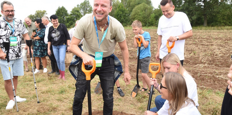 Piotr Kupicha podczas sadzenia drzew w Uniejowie. foto Michał Kubacki.