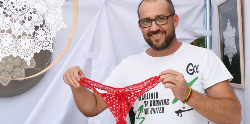 W Uniejowie można kupic w weekend koronkowe ręcznie robione stringi z koniakowa.