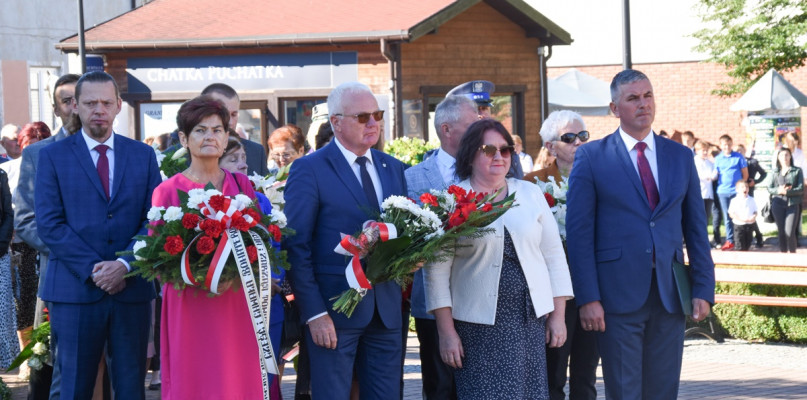 Delegacje parlamentu, gminnych jednostek organizacyjnych, instytucji, stowarzyszeń, cechów i mieszkańców złożyły hołd poległym w 1939 roku.