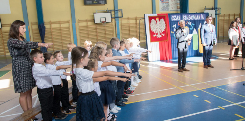 Uczniowie wrócili do szkół. Pierwszoklasiści z Uniejowa już po ślubowaniu [FOTO]
