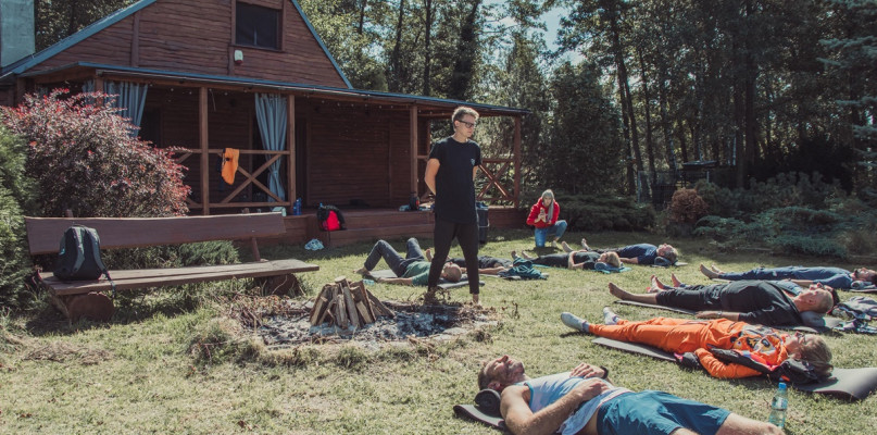 Jak ćwiczyć tą metodą uczy Igor Jankowski, który organizuje warsztaty w Czekaju koło Uniejowa. To tam w ubiegłą sobotę odbyły się warsztaty, na których osoby z całej Polski uczyły się panować na swoim oddechem i wchodziły do beczki wypełnionej lodem. Fot. Michał Kubacki