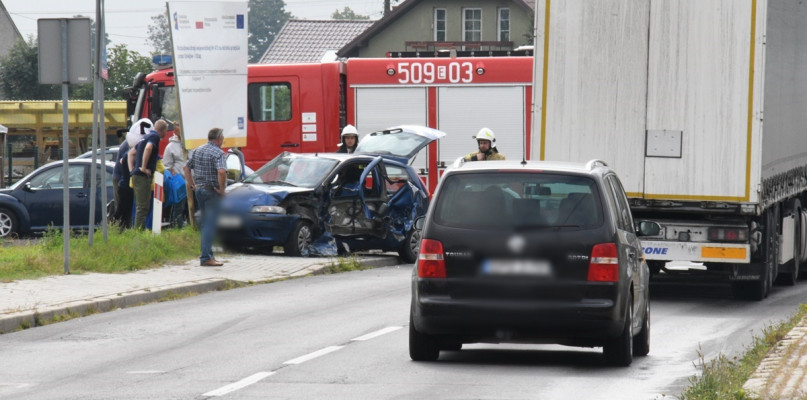 Wypadek na Polnej w Uniejowie. Zderzenie ciągnika z Fiatem Punto. Fot. uniejow.net.pl