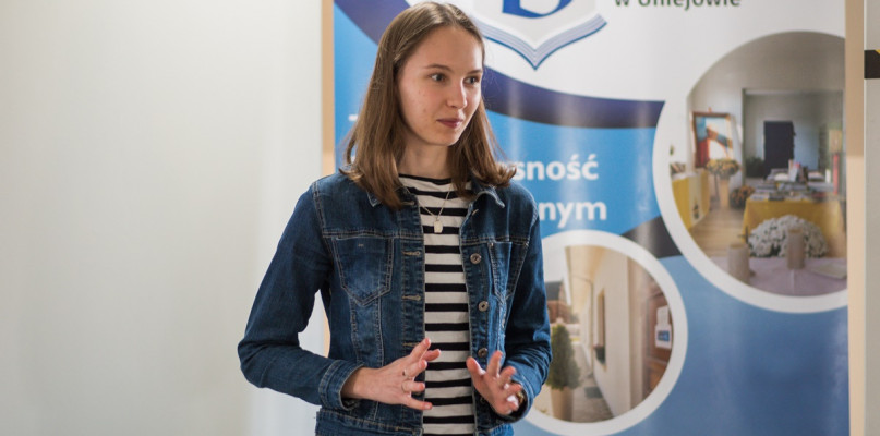 Natalia Kustosz dzisiaj ma 20 lat i jest studentką II roku dietetyki. To jej pierwsze spotkanie autorskie, podczas którego podzieliła się swoimi doświadczeniami z powrotu do zdrowia i wyjścia z ciężkiej choroby, jaką jest białaczka. Jej książka jednak już pomaga od pewnego czasu, bo jej egzemplarze trafiły na onkologiczne oddziały dziecięce w całej Polsce, a jej historia może dawać nadzieję i pomagać przejść przez najgorsze momenty leczenia.  Fot. Michał Kubacki