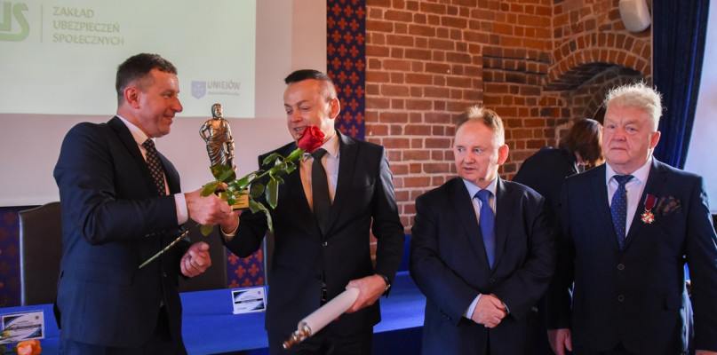 Wręczono dwie statuetki ASKLEPIOSA- nadawane przez Zarząd Stowarzyszenia Gmin Uzdrowiskowych RP za szczególne i wybitne zasługi dla rozwoju polskich uzdrowisk. Trafiły one do Gminy Uniejów oraz  Piotra Śliwickiego z Grupy ERGO Hestia. Nagrody odebrali - w imieniu gminy - burmistrz Józef Kaczmarek  oraz zastępca burmistrza - Mirosław Madajski, a w imieniu Grupy ERGO Hestia statuetkę odebrał Wojciech Fułka.