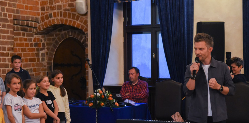 W poniedziałek 10 października 2022 r. na warsztatach w Uniejowie pojawił się ambasador projektu - Adam Sztaba, który dyrygował młodymi wokalistami z Uniejowskiej Grupy Wokalnej.