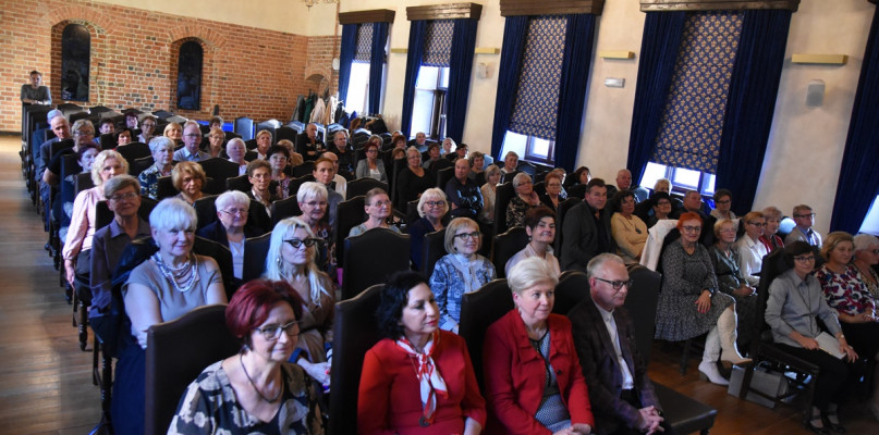 Uniejowski Uniwersytet Trzeciego Wieku działający przy Miejsko-Gminnym Ośrodku Kultury w Uniejowie rozpoczął dziesiąty rok swojej działalności. Inauguracja kolejnego roku akademickiego odbyła się 12 października 2022 roku. fot. Michał Kubacki.