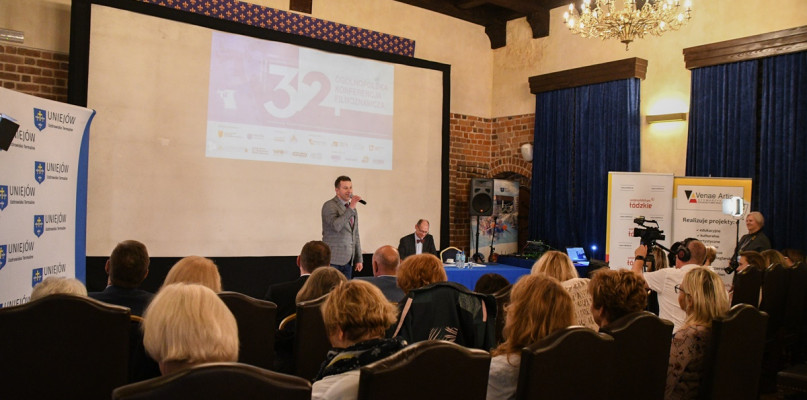 Mirosław Madajski - zastępca burmistrza Uniejowa podczas rozpoczęcia konferencji. 