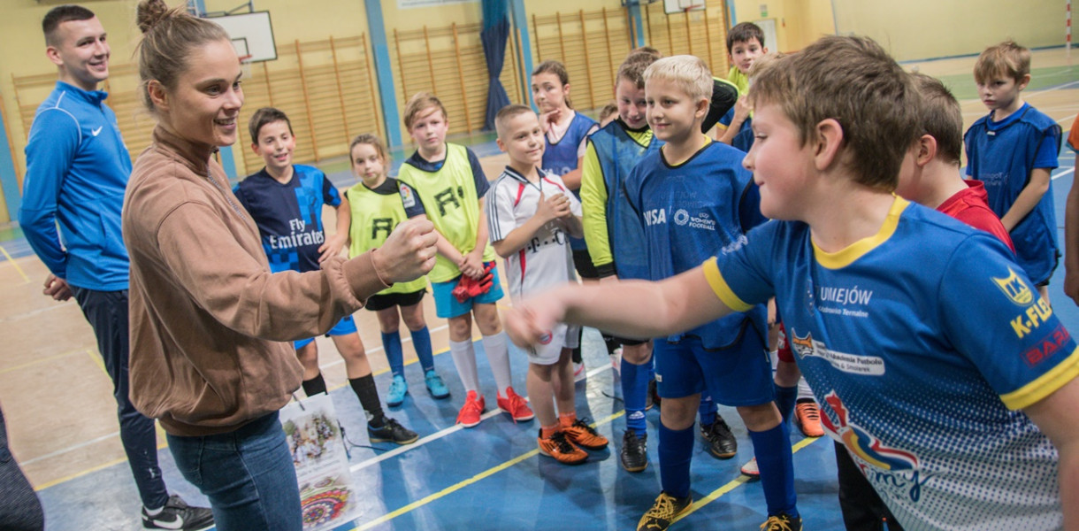 Ewa Pajor podczas przerwy reprezentacyjnej odwiedziła młodych piłkarzy z Uniejowskiej Akademii Futbolu Pajor&Tarczyńska&Smolarek. Fot. Michał Kubacki