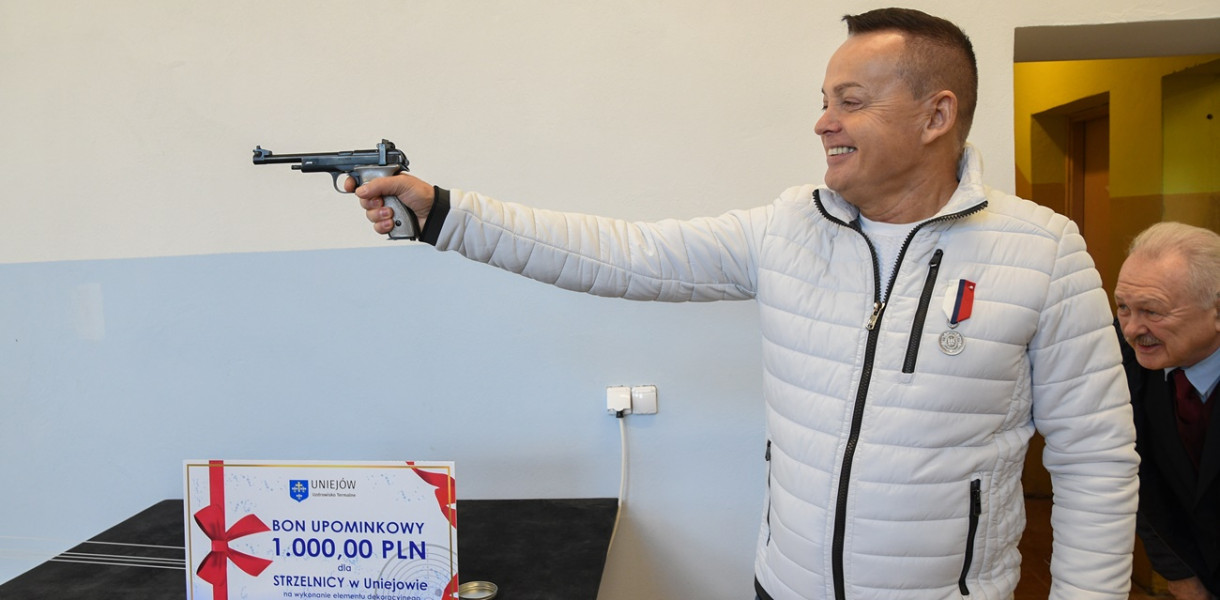 20 listopada 2022 roku o godz. 11.00 w Uniejowie odbyło się oficjalnie otwarcie strzelnicy pneumatycznej. Działać tutaj będzie reprezentujący Ligę Obrony Kraju Klub Strzelecki ,,Warta Uniejów", a korzystać z niej będzie mógł każdy, kto chce spróbować swoich umiejętności strzeleckich lub w przyszłości zdobyć uprawnienia. Na zdjęciu Józef Kaczmarek - burmistrz Uniejowa. Fot. Michał Kubacki 