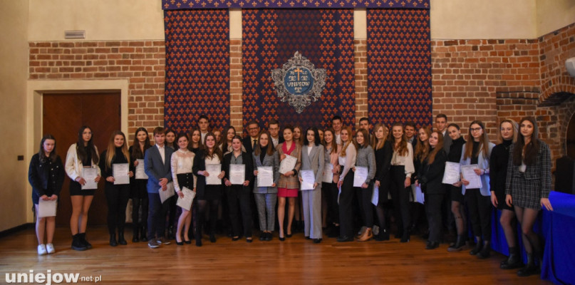 Już po raz siódmy uczniowie szkół ponadpodstawowych i studenci z terenu gminy Uniejów otrzymali jednorazowe stypendia Burmistrza Miasta Uniejów za wysokie wyniki w nauce. Wręczenie wyróżnień odbyło się 26 listopada 2022 roku w sali rycerskiej uniejowskiego zamku.