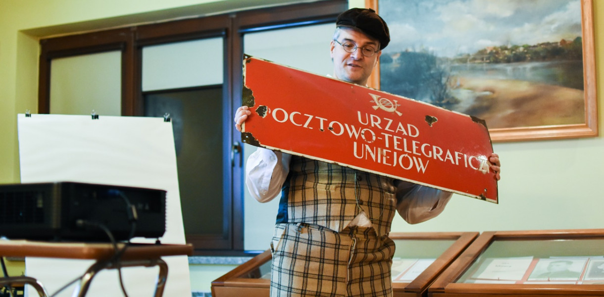 Tablicę ze starej poczty eksplorator znalazł dwa dni wcześniej przed spotkaniem w siedzibie TPU.