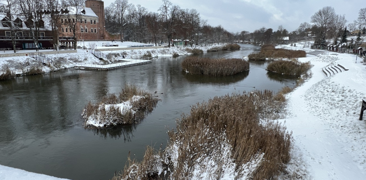 W Uniejowie zrobiło się biało. Jaka pogoda w najbliższych dniach? [ZDJĘCIA]