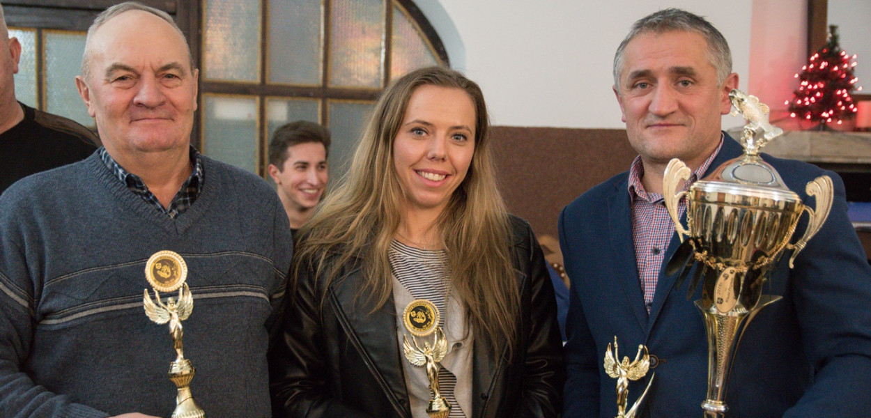 Podczas zebrania wręczono także Grand Prix koła, czyli  puchar przechodni Mistrza Koła nr 16 w Uniejowie, który trafił do Tomasza Bartosika. Na zdjęciu również: Mirosław Pietrzak (wicemistrz) i Katarzyna Dzierbicka (II wicemistrz).