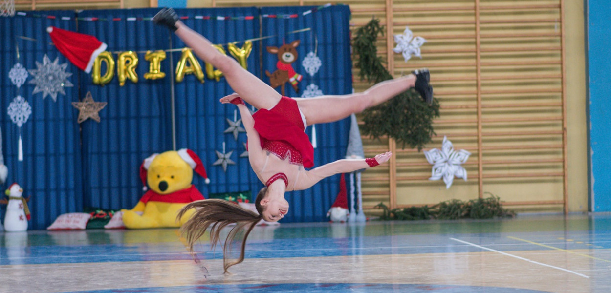 Występy solowe i choreografie zespołowe przy akompaniamencie świątecznej muzyki można było podziwiać w sobotę 18 grudnia 2022 roku podczas Mażowigilii, którą przygotowały Mażoretki Driady Uniejów. 